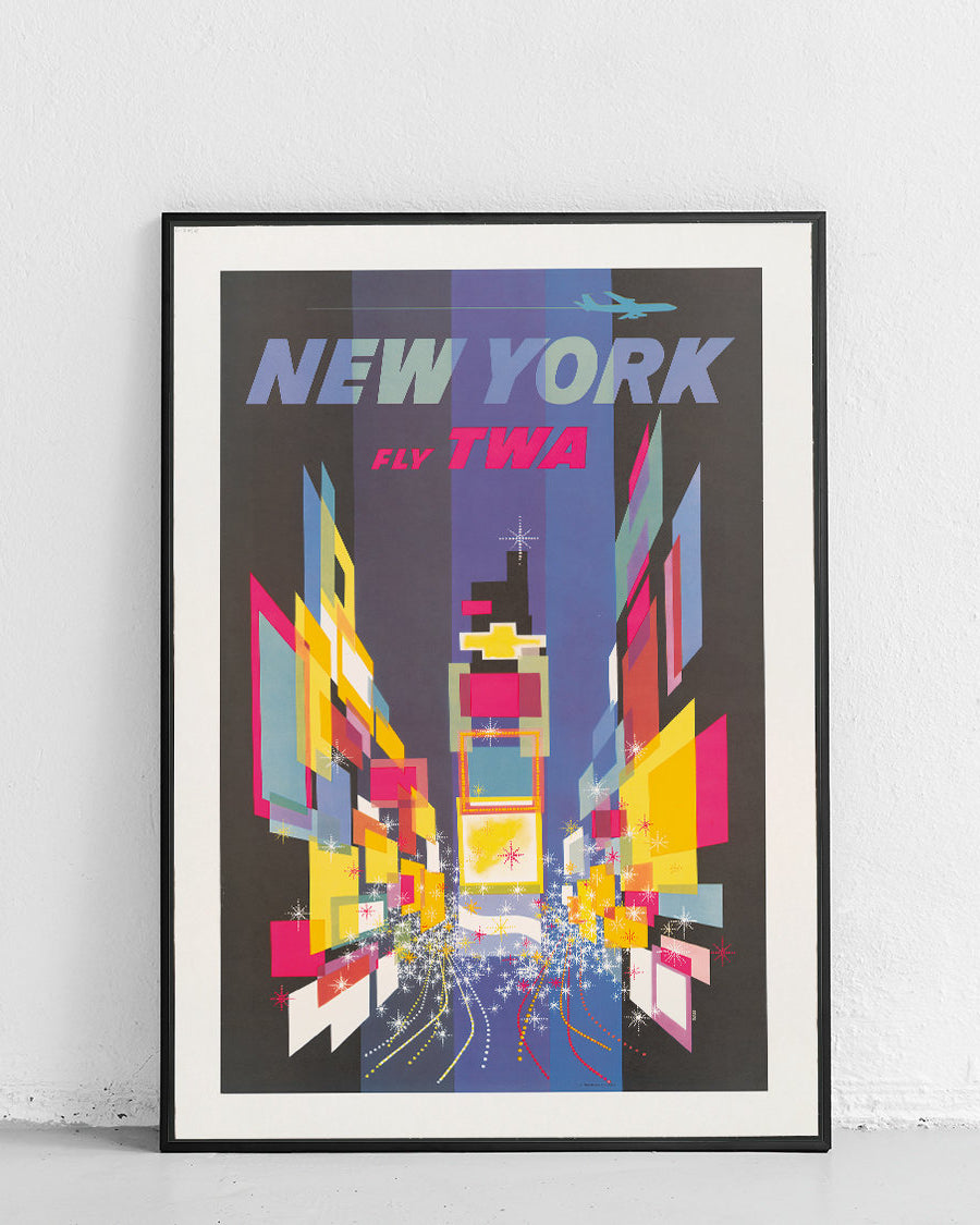 Vintage plakat New York na ścianie z czarną ramą, stylizowany projekt w retro estetyce.